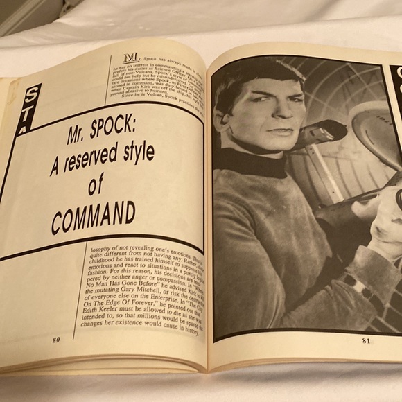 Star Trek Enterprise Command Book - Picture 11 of 14